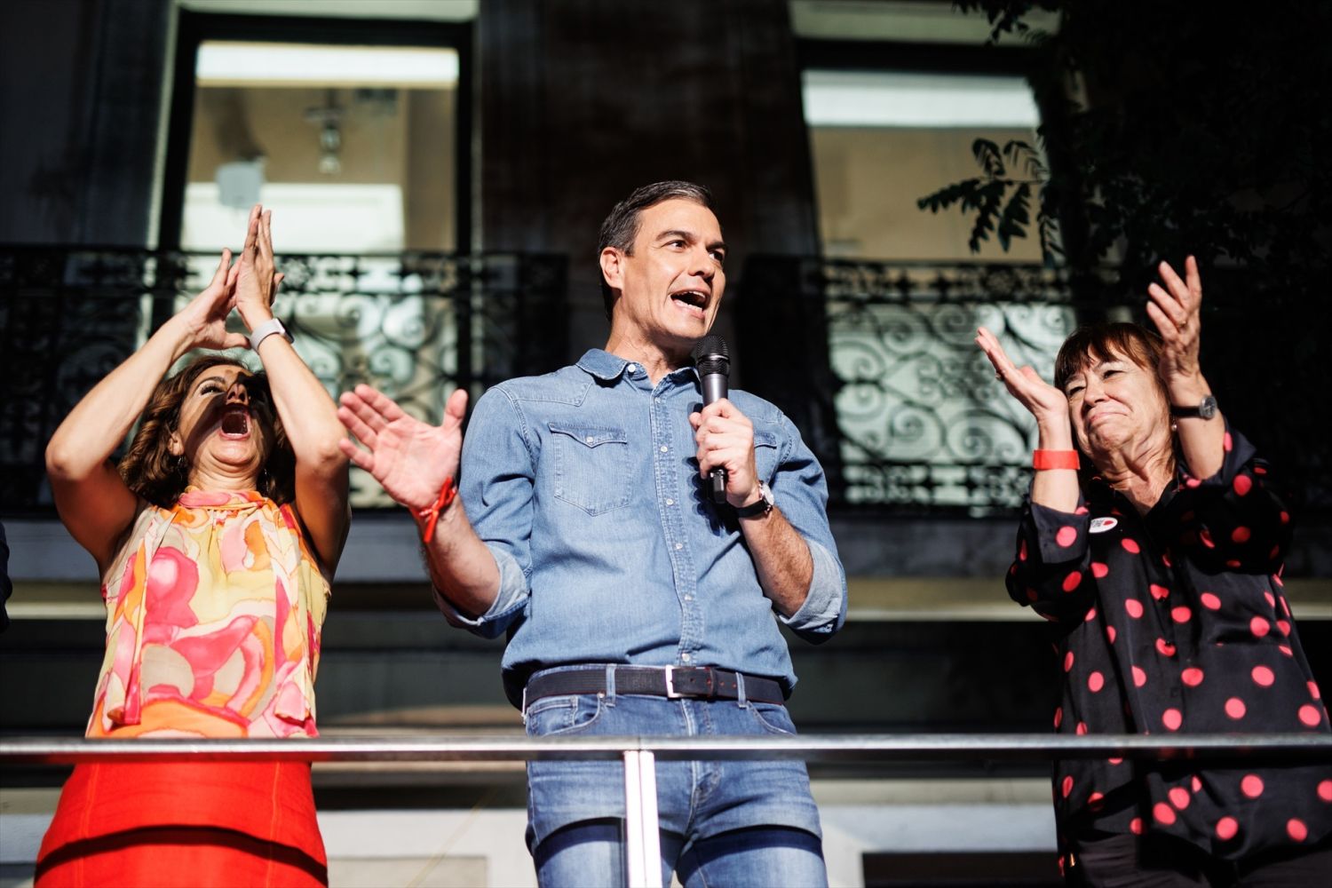 Pedro Sánchez en el balcón de Ferraz
