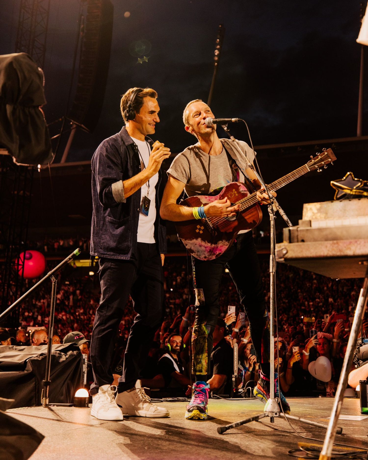 No te pierdas a Roger Federer cantando con Coldplay en el escenario