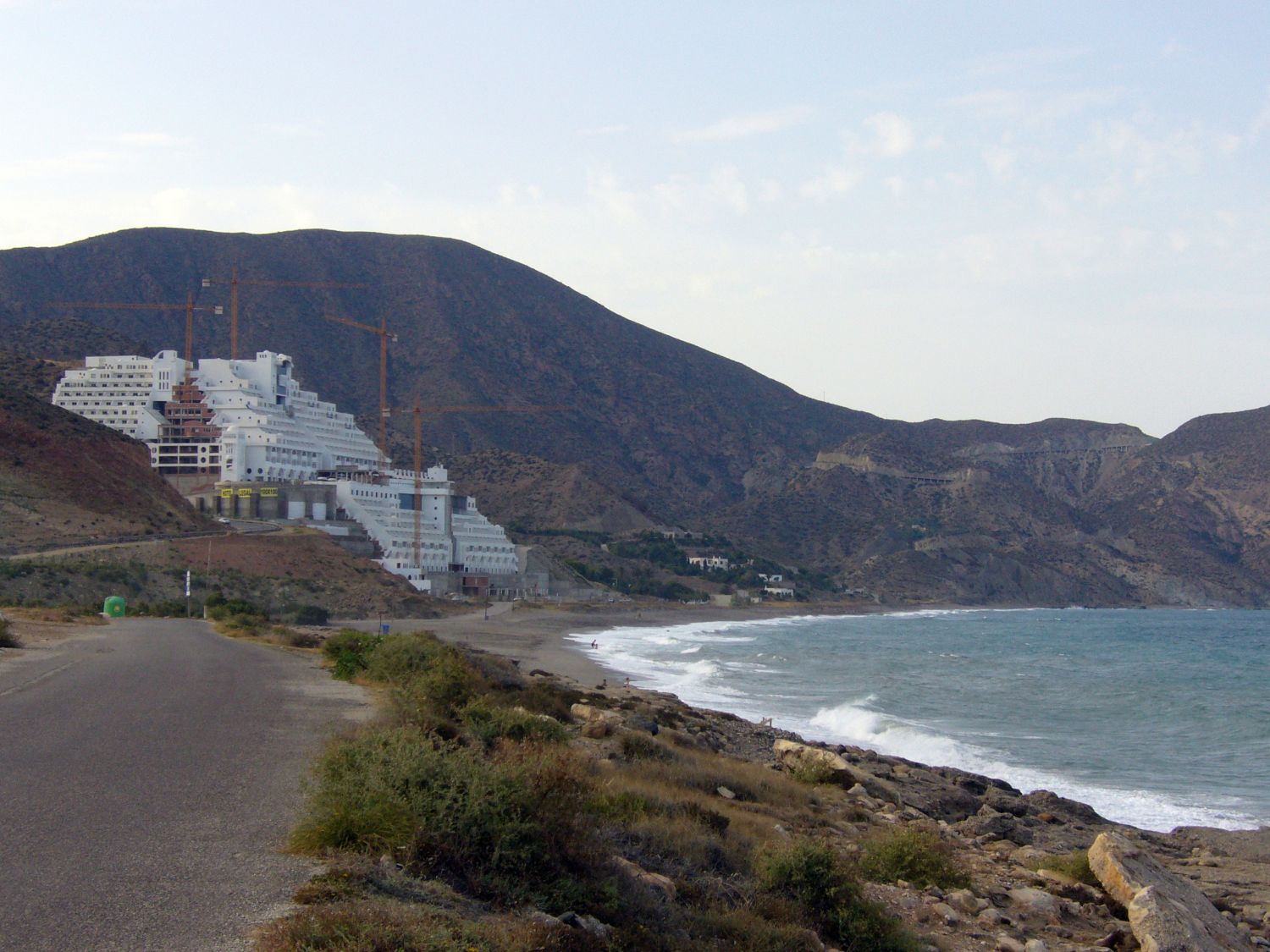 El olvidado hotel de Algarrobico que espera su demolición