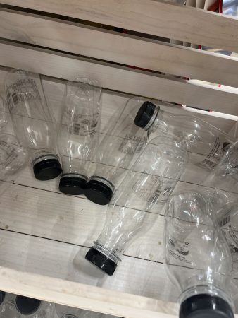 El zumo recién exprimido, la novedad de los supermercados que no es tan higiénica como parece 1 Merca2.es Plástico para los zumos recién exprimidos de los supermercados