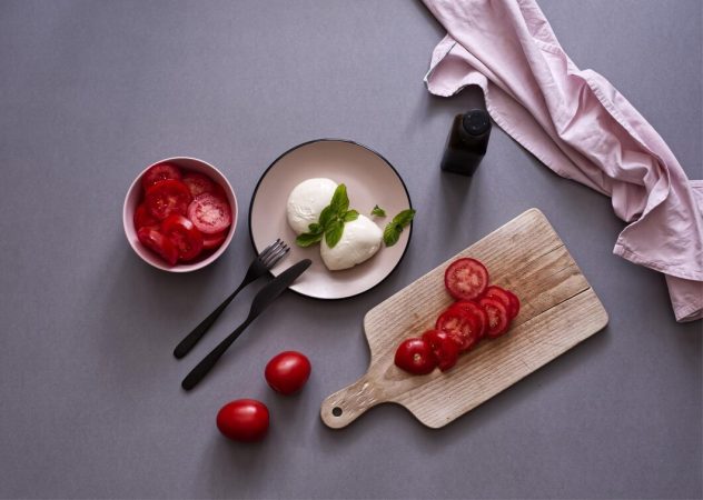 La sencilla receta de ensalada Caprese de Karlos Arguiñano, con sólo 3 ingredientes 2 Merca2.es Ingredientes para la ensalada Caprese