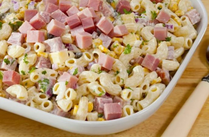 Karlos Arguiñano nos enseña la receta para hacer una ensalada de pasta y jamón para chuparse los dedos 19 Merca2.es ¿Cómo hacer ensalada familiar de pasta y jamón de Karlos Arguiñano?