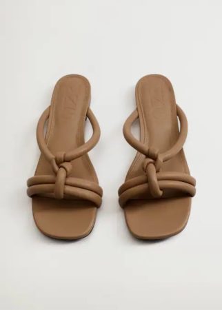 Las prendas imprescindibles de las rebajas de Mango Outlet por menos 25 euros 8 Merca2.es Sandalias de tiras puffer de Mango