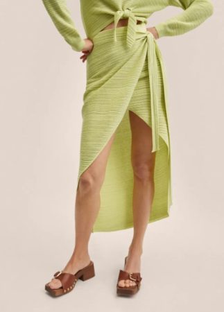 Las prendas imprescindibles de las rebajas de Mango Outlet por menos 25 euros 7 Merca2.es Falda cruzada punto de Mango