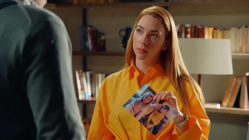 Olivia con la foto de Marta