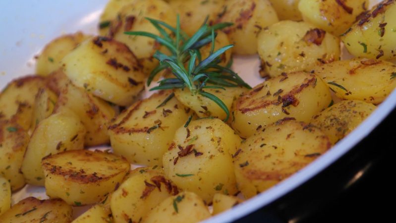 Receta tradicional de patatas en ajo pollo 1 Merca2.es Patatas en ajopollo 3 Merca2.es