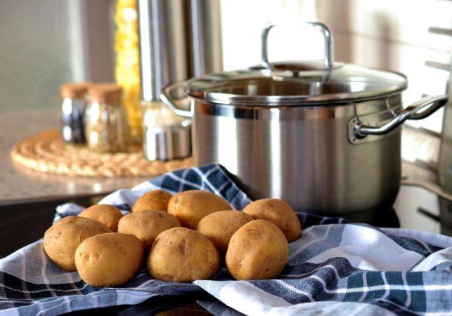 Receta tradicional de patatas en ajo pollo 2 Merca2.es Patatas y cacerola Merca2.es