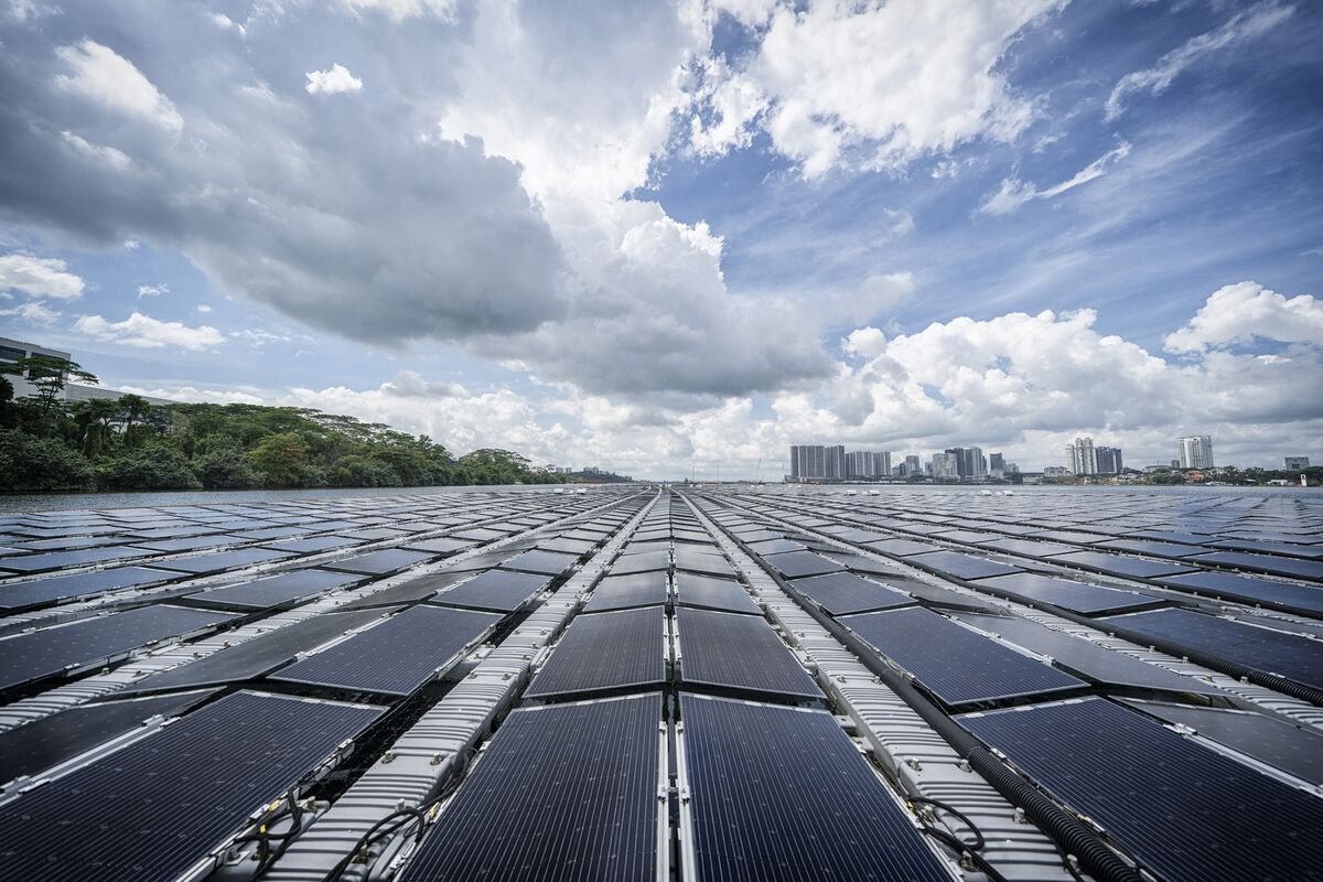 Las placas solares en el mar, la nueva inversión en energías limpias