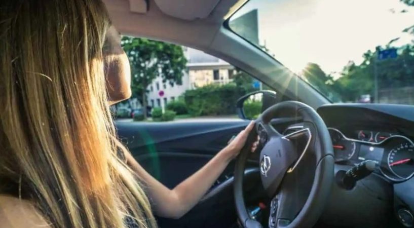 Los coches se encuentran en la vía pública