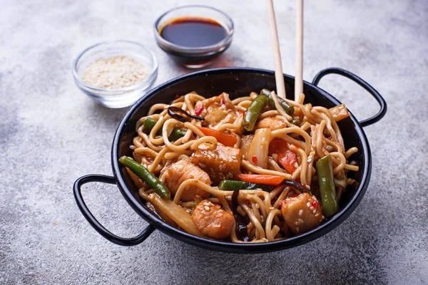 Aprende a hacer unos deliciosos tallarines con pollo teriyaki
