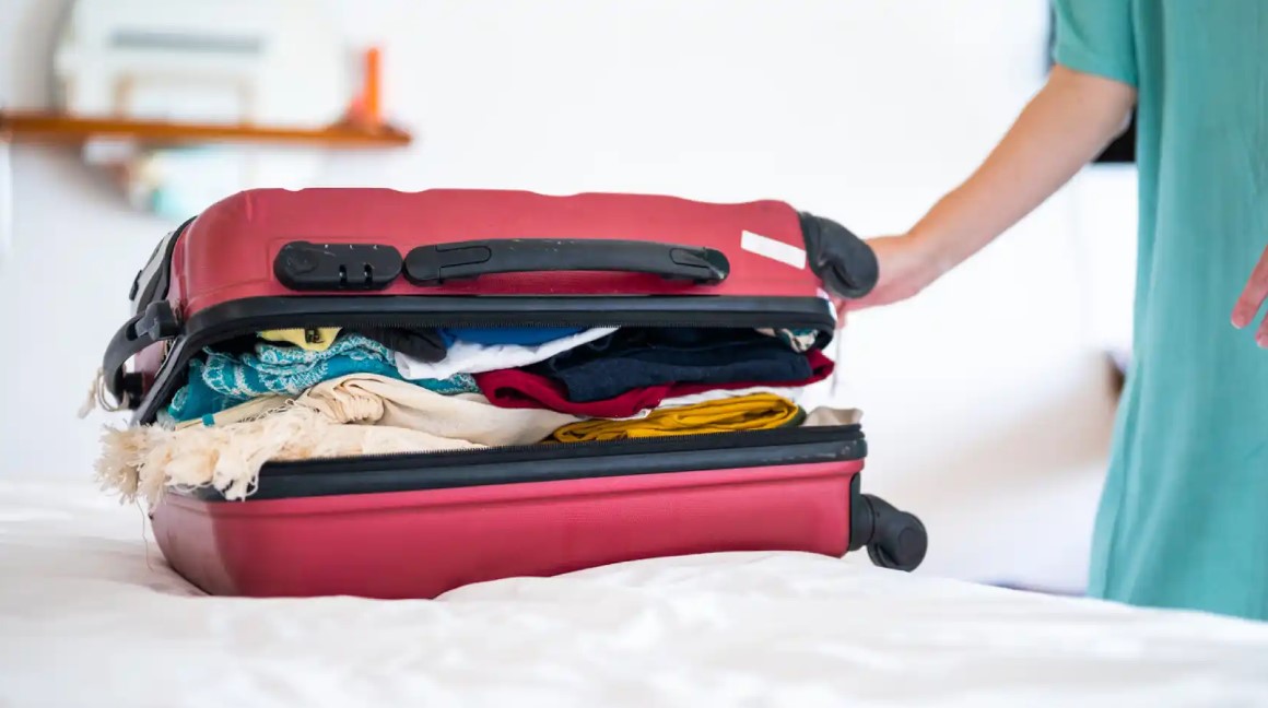 TikTok nos enseña este truco para maximizar la ropa que cabe en tu maleta de mano