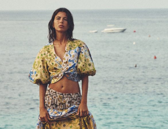 Amelia Bono triunfa con este look veraniego de falda boho de las rebajas de Zara 10 Merca2.es Top estampado de Zara