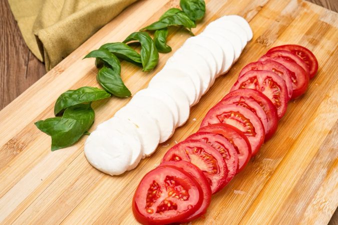 La sencilla receta de ensalada Caprese de Karlos Arguiñano, con sólo 3 ingredientes 5 Merca2.es Trocea la mozzarella y el tomate