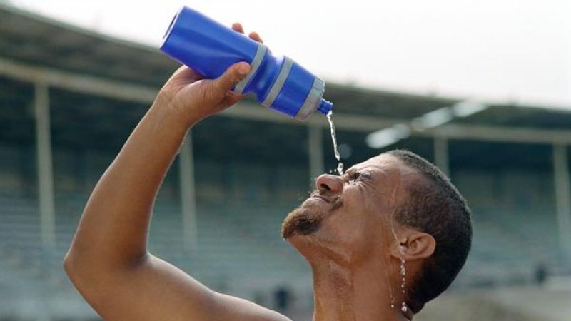 Aprende a diferenciar entre síncope, lipotimia, insolación y golpe de calor 25 Merca2.es agua Merca2.es