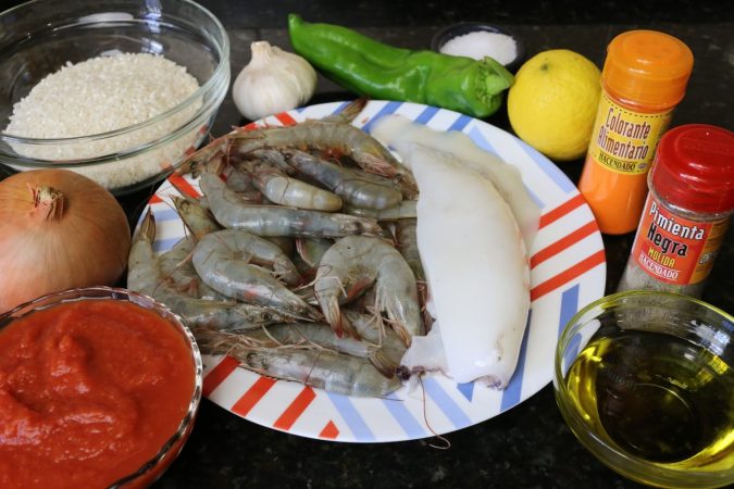 Guiso de legumbres marinero, receta de pochas con langostinos y sepia 80 Merca2.es Paso 4: agregar pimentón, brandy y marisco