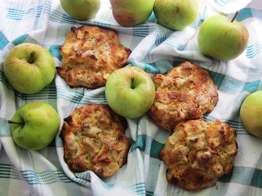 Esponjosa y sencilla receta de bollitos de manzana
