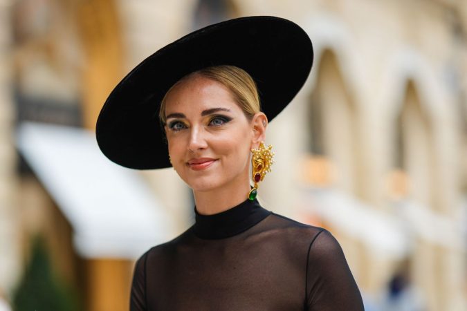 chiara ferragni wears a black oversized felt hat from news photo 1675844188 Merca2.es