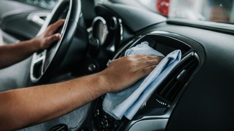 ¿Hay un truco para dejar el interior del coche limpio?