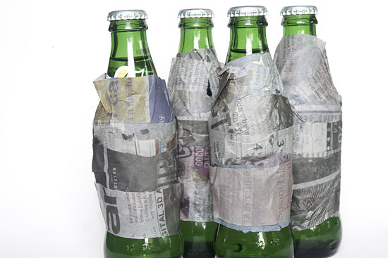 Aprende a enfriar tu cerveza en cinco minutos 2 Merca2.es enfriar cerveza con periodico Merca2.es