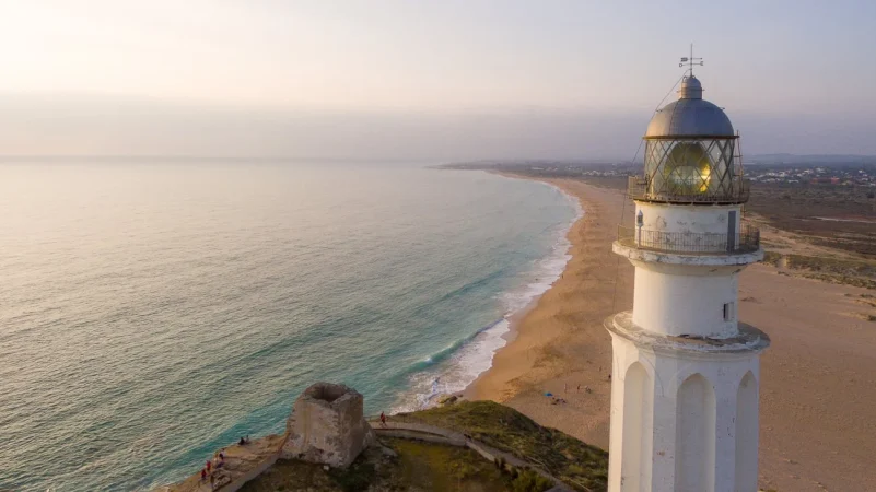 Estas son las playas más peligrosas, inseguras y sucias de España 6 Merca2.es faro Merca2.es