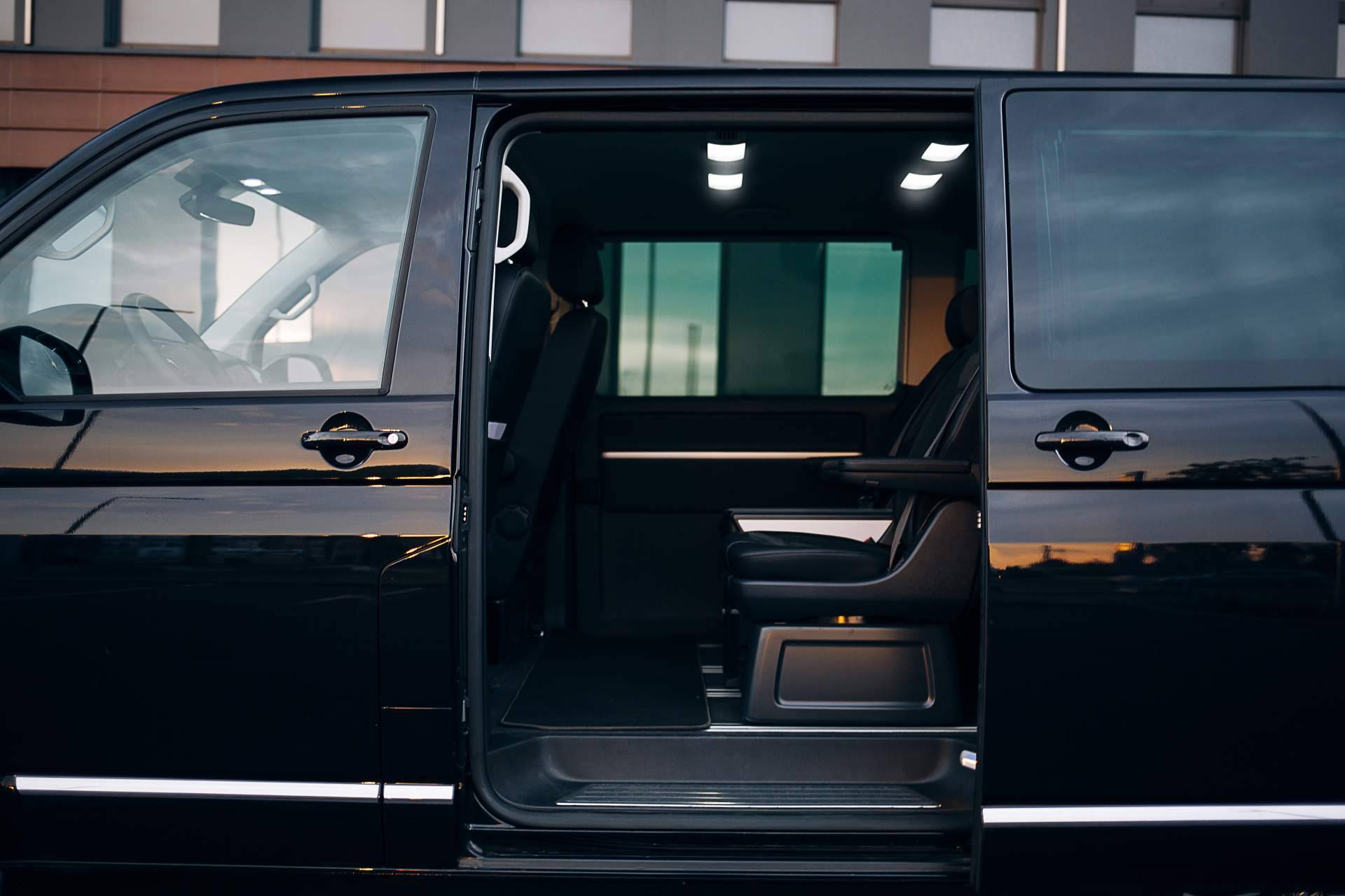 Experiencias inolvidables en familia con transporte privado de lujo en Ibiza, con Alpha VIP Transfer