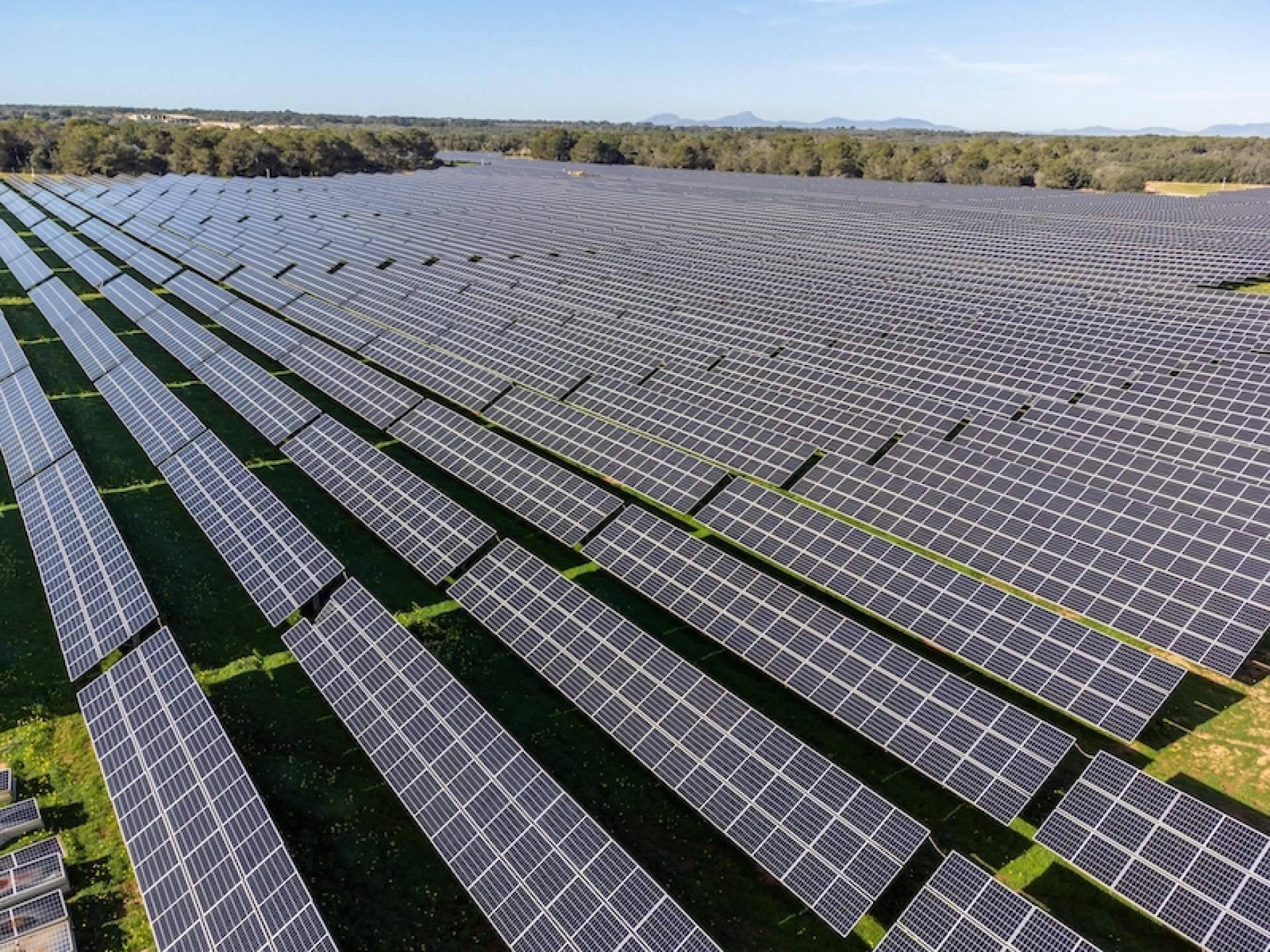 Beneficios de las placas solares, según la empresa especialista Acierta Eficiencia