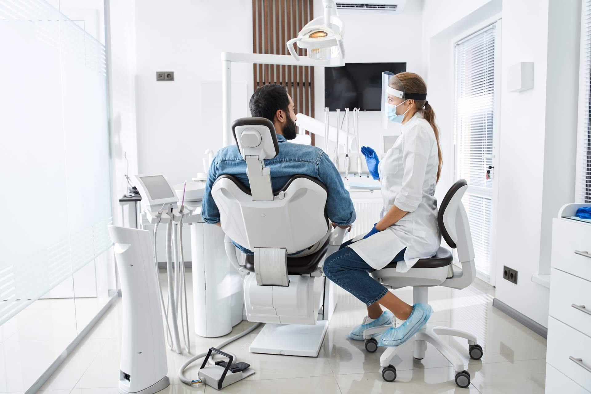 Lucir una sonrisa deslumbrante este verano es posible de la mano de la clínica dental Agudo Rosa