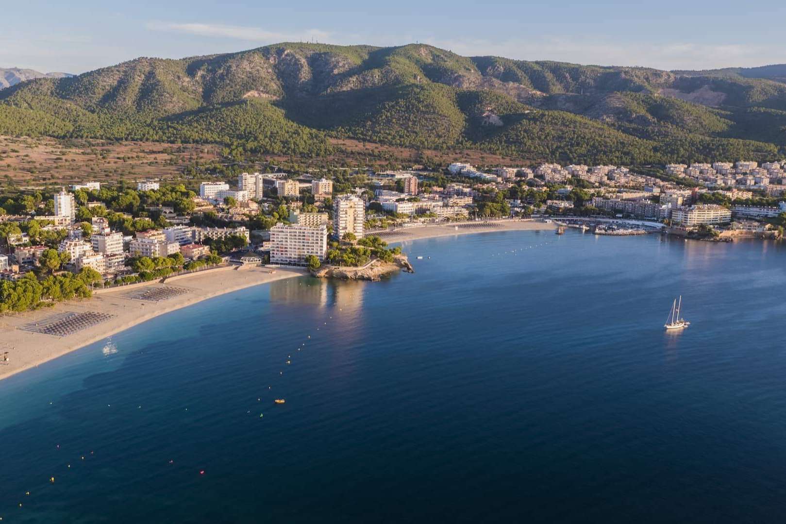 Los municipios de la AMT Sol y Playa soportan el 19% de las pernoctaciones en el inicio del verano