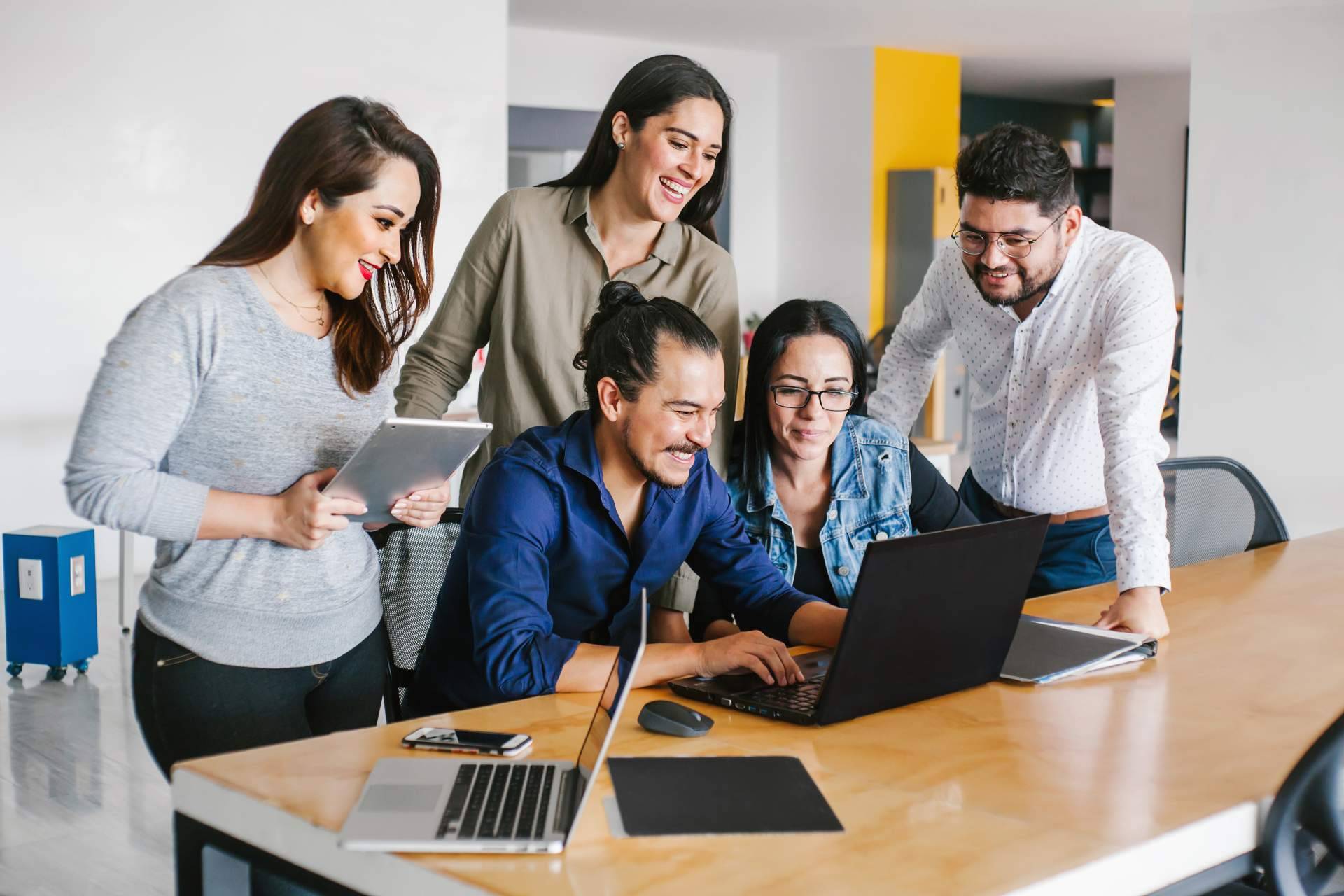 Optimizar la comunicación empresarial con Laycos; la plataforma que impulsa la colaboración y el rendimiento