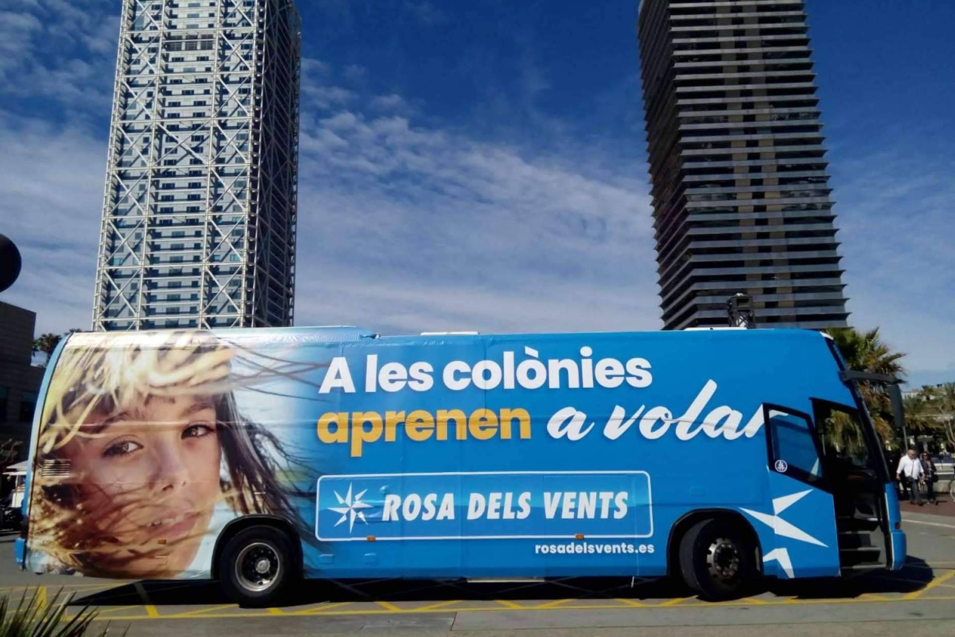 Los beneficios de la publicidad exterior con vehículos y autobuses promocionales