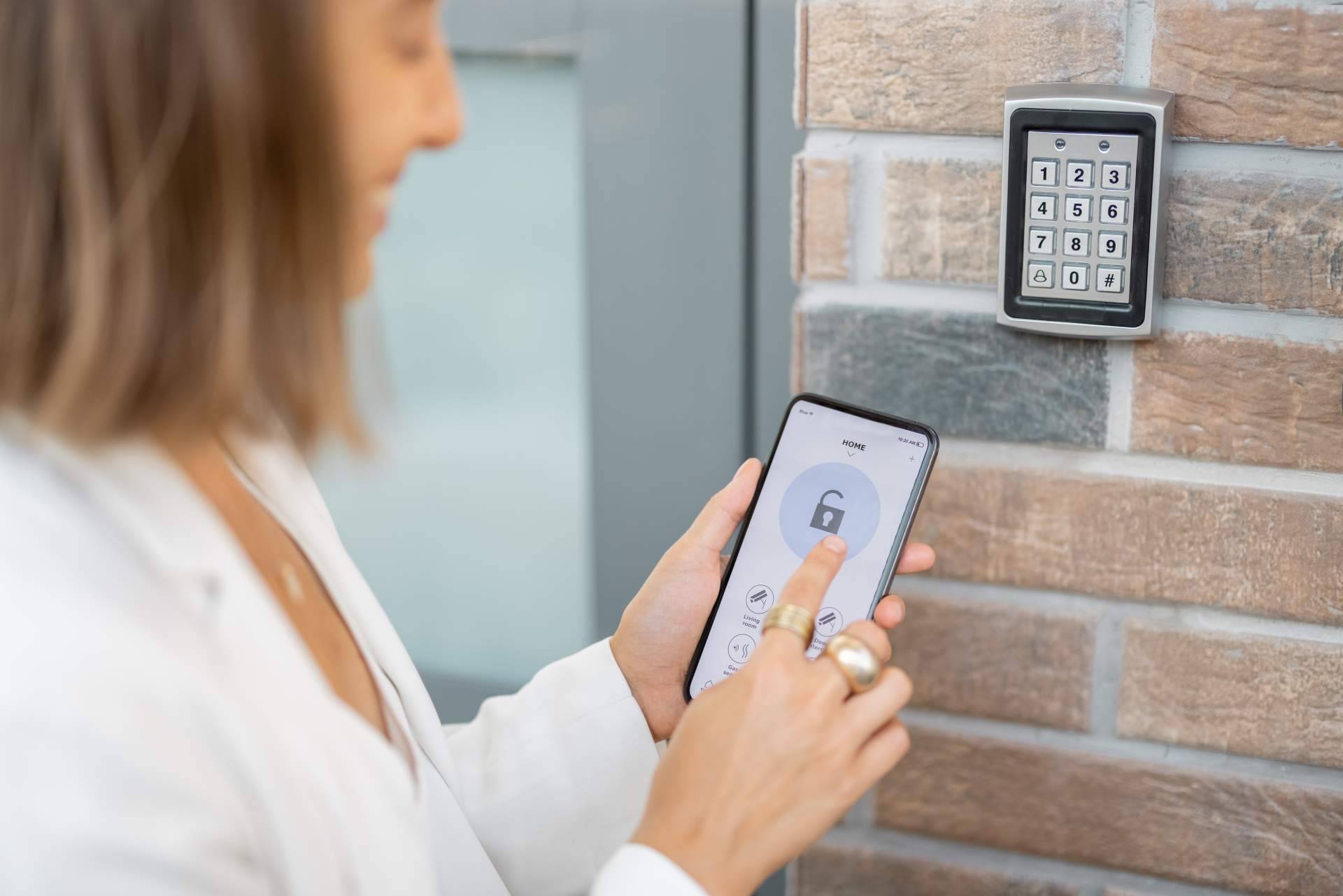 Con Raixer se puede abrir la puerta con el móvil de manera automática