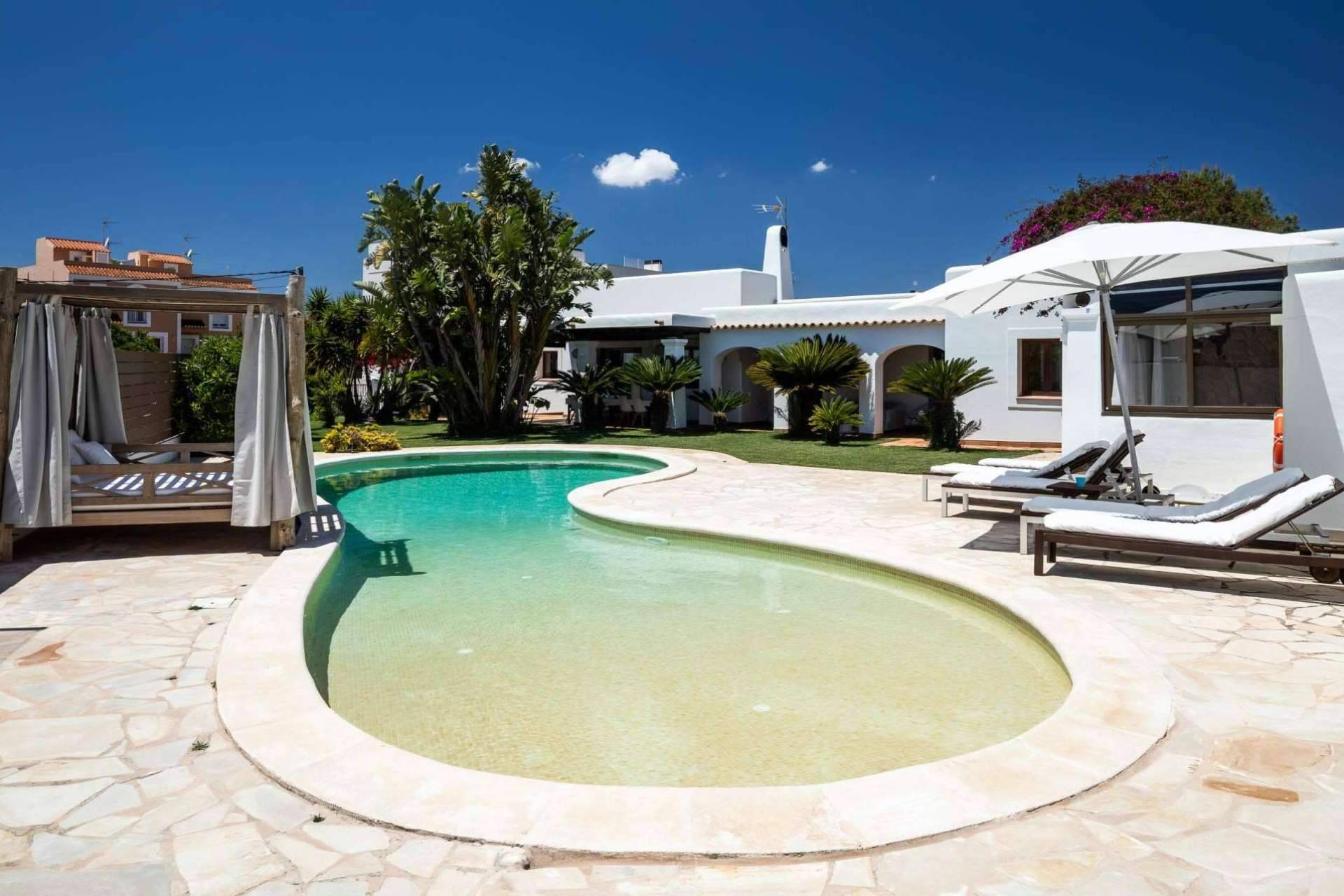 Disfrutar de las vacaciones con familia o amigos alquilando una casa en Ibiza con piscina
