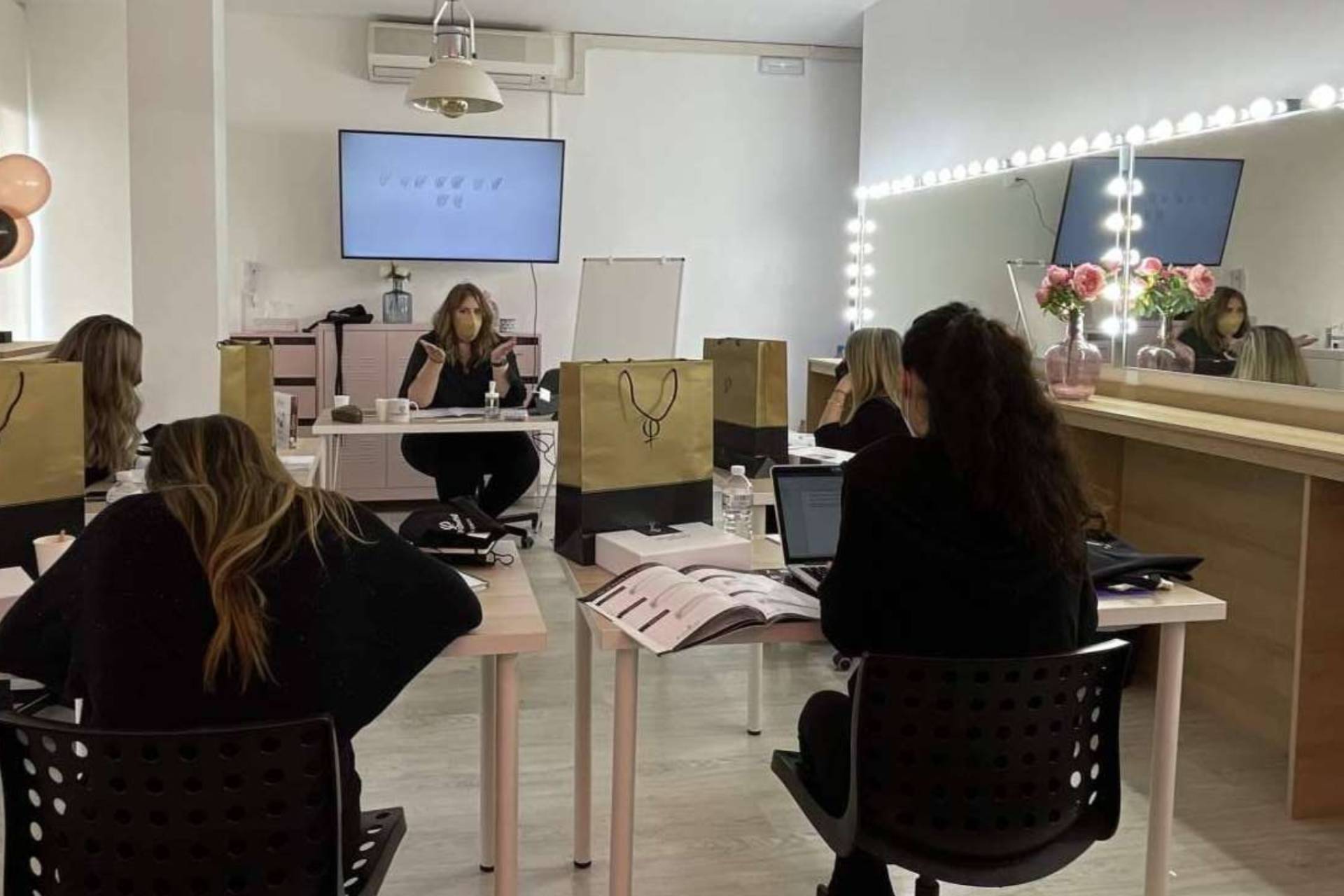Cómo escoger un buen curso microblading para diferenciarse de la competencia