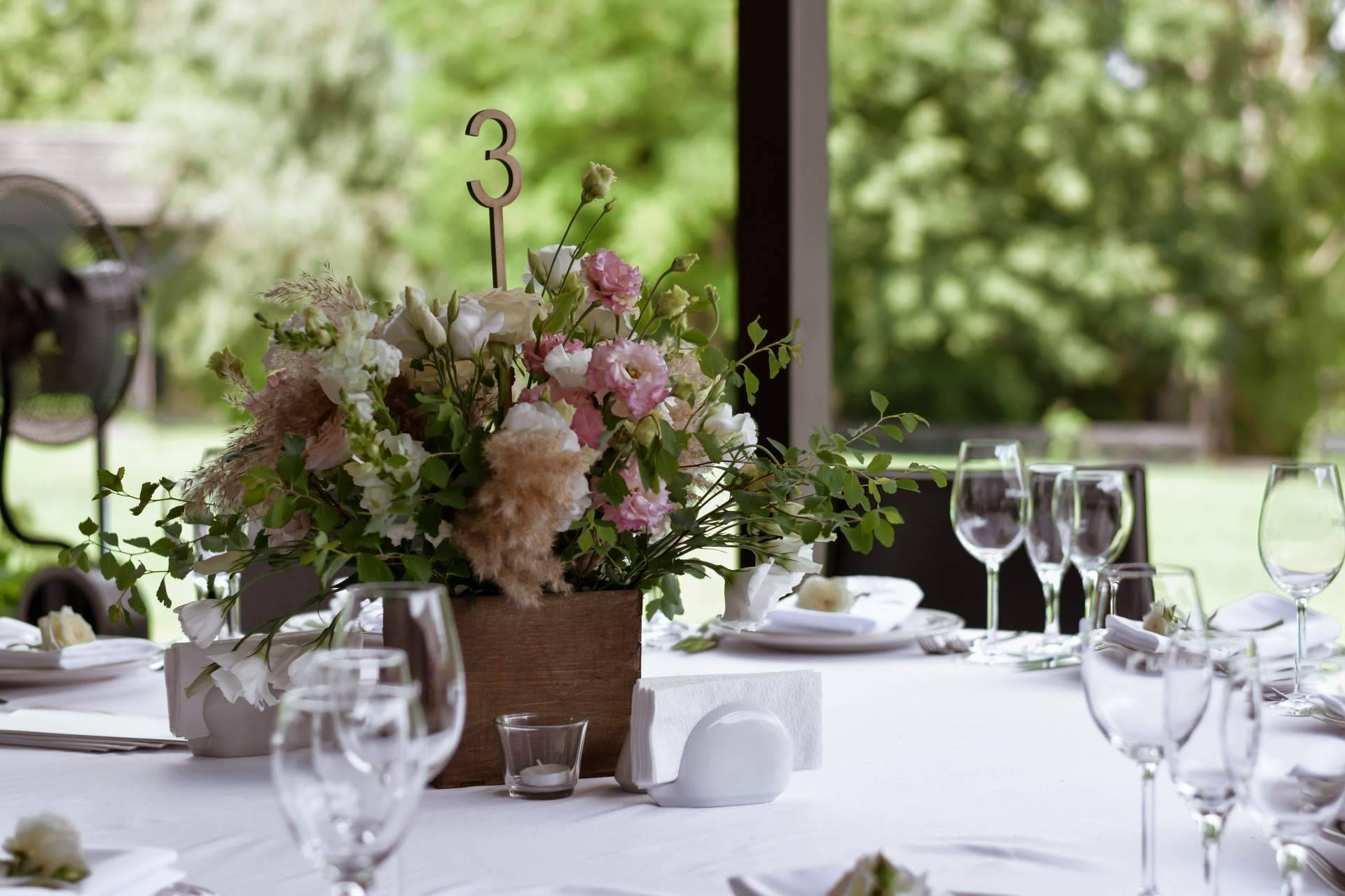 Rosistirem permite resaltar la belleza de una boda con los arreglos florales