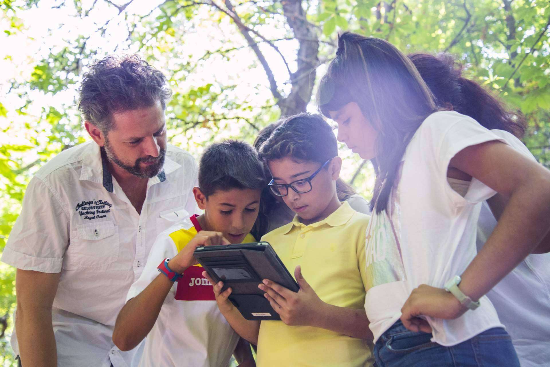 Vivir aventuras emocionantes al aire libre con los juegos de escape de Enigma Exprés