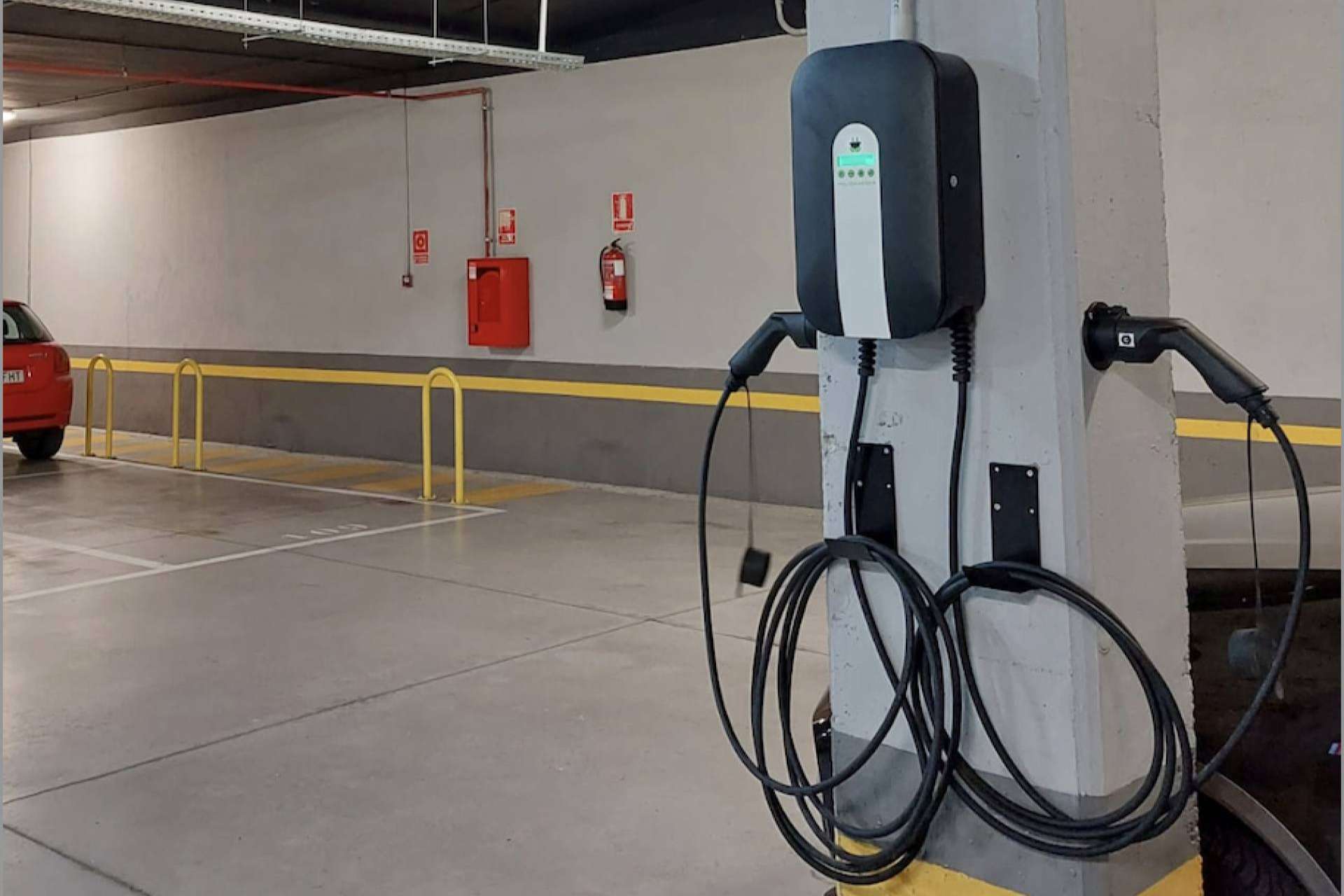 Recargar el coche eléctrico en un garaje comunitario con la empresa ChargeGuru