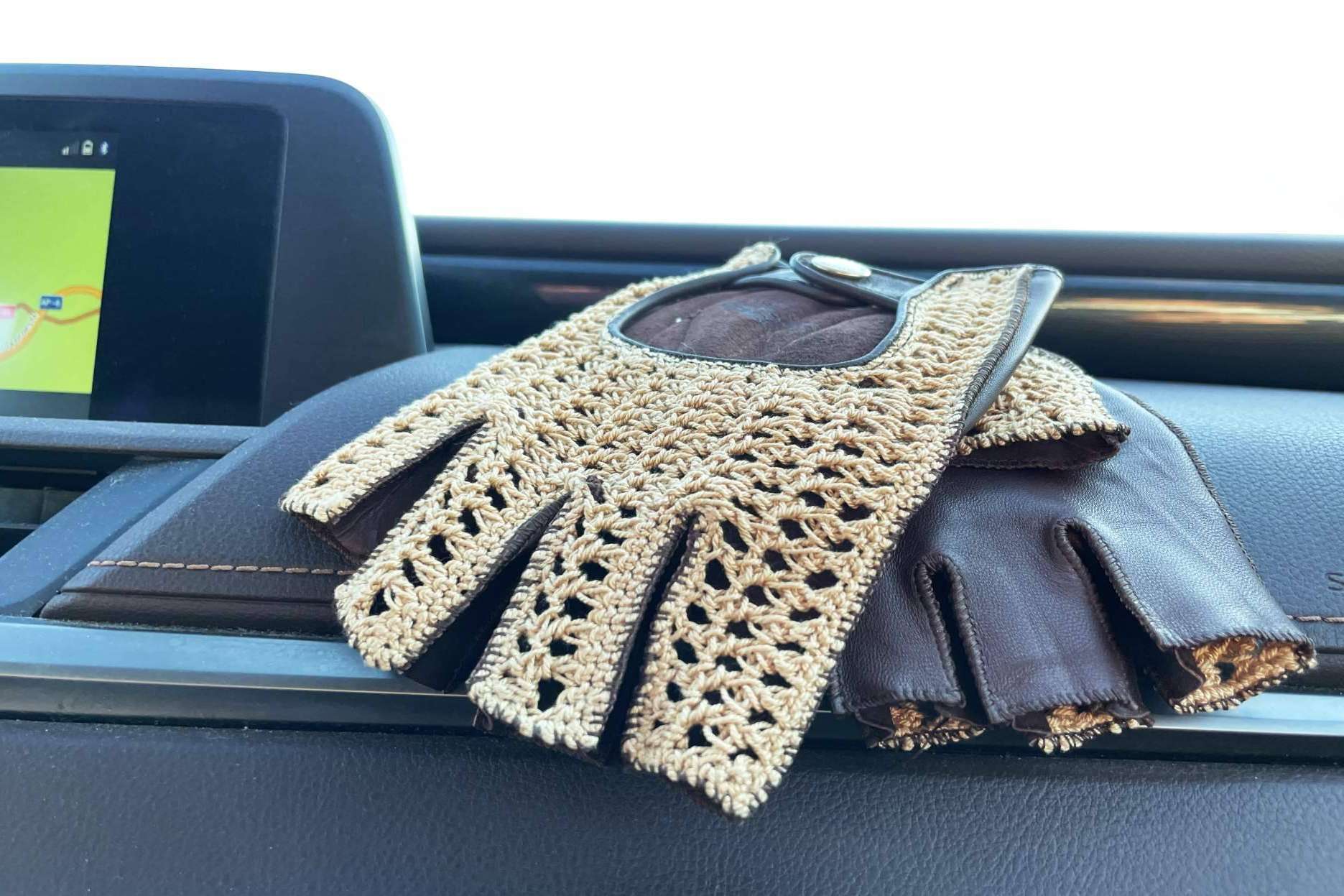 Santacana dispone de un amplio catálogo de guantes de conducir para el verano