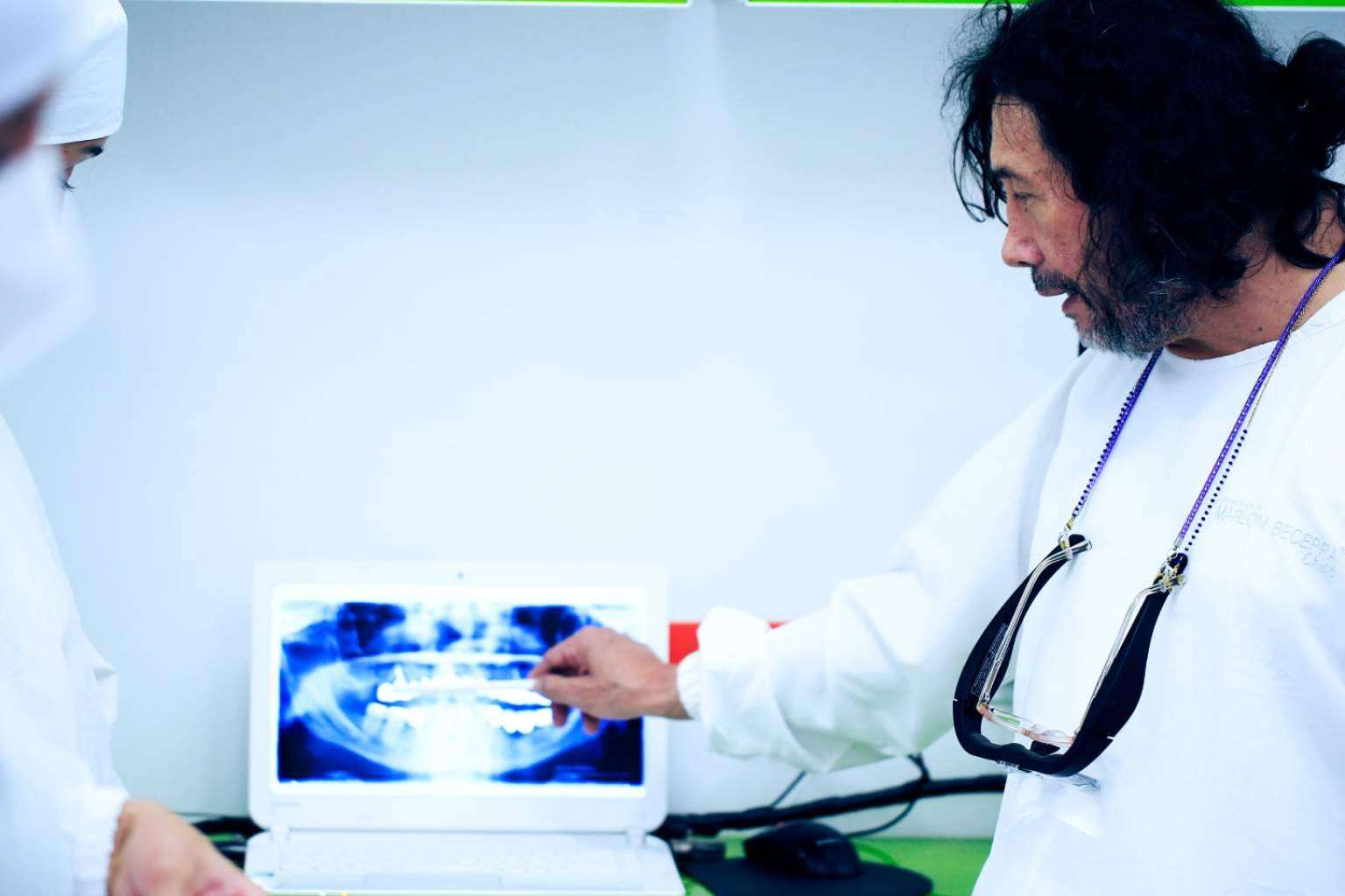 Recuperar la sonrisa y funcionalidad con implantes dentales de Odontología de Marlon Becerra