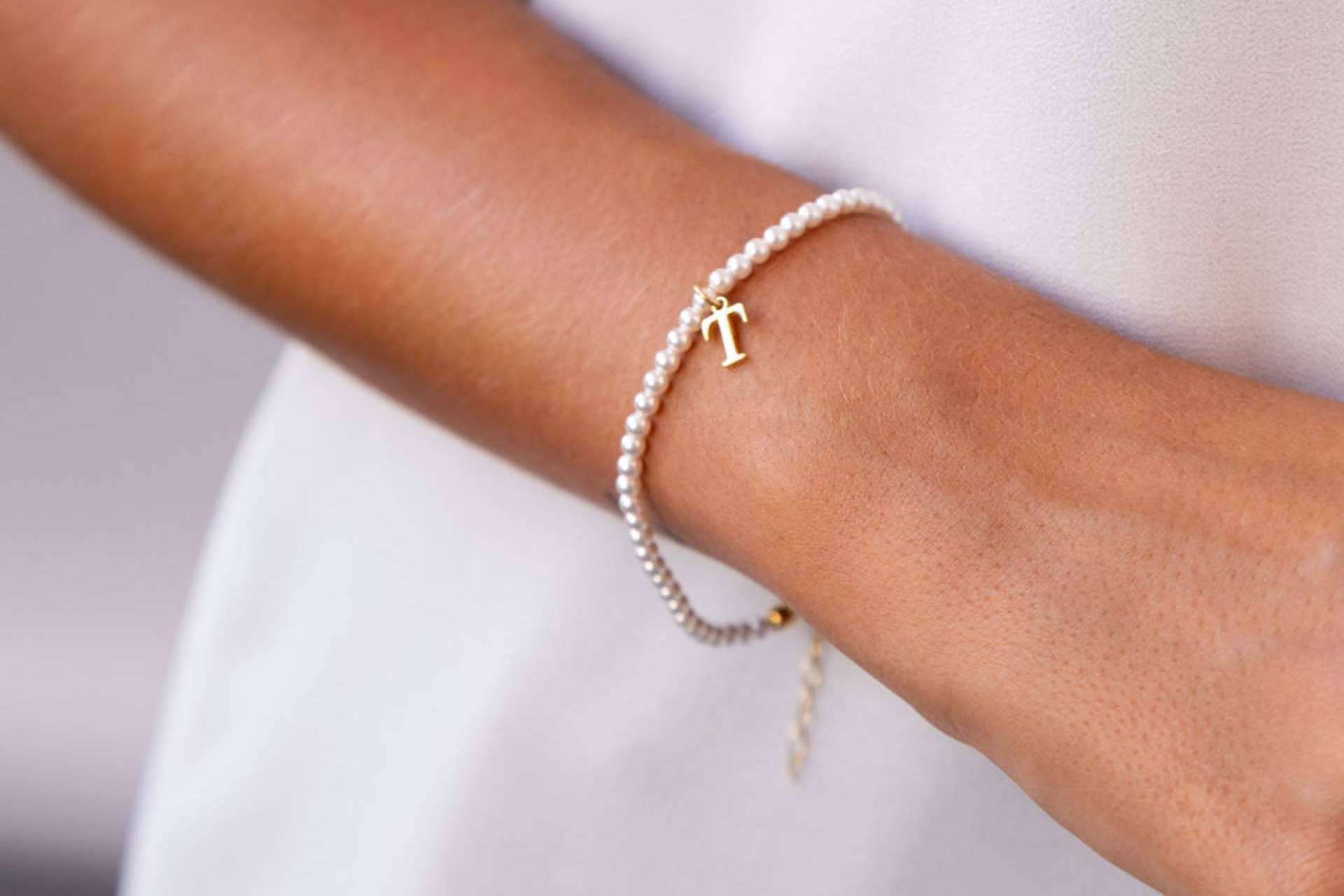 Pulseras con iniciales, un regalo significativo para una persona especial