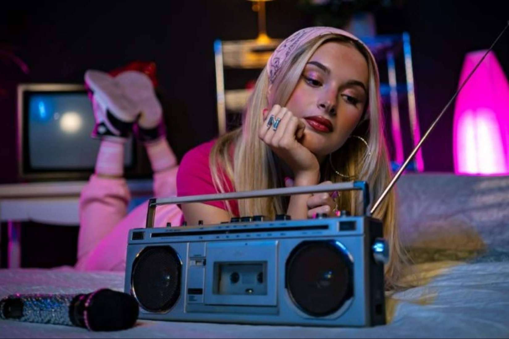 Revivir los años 90 ‘sin géneros, ni clases’ con la cantante de música urbana, Nawi