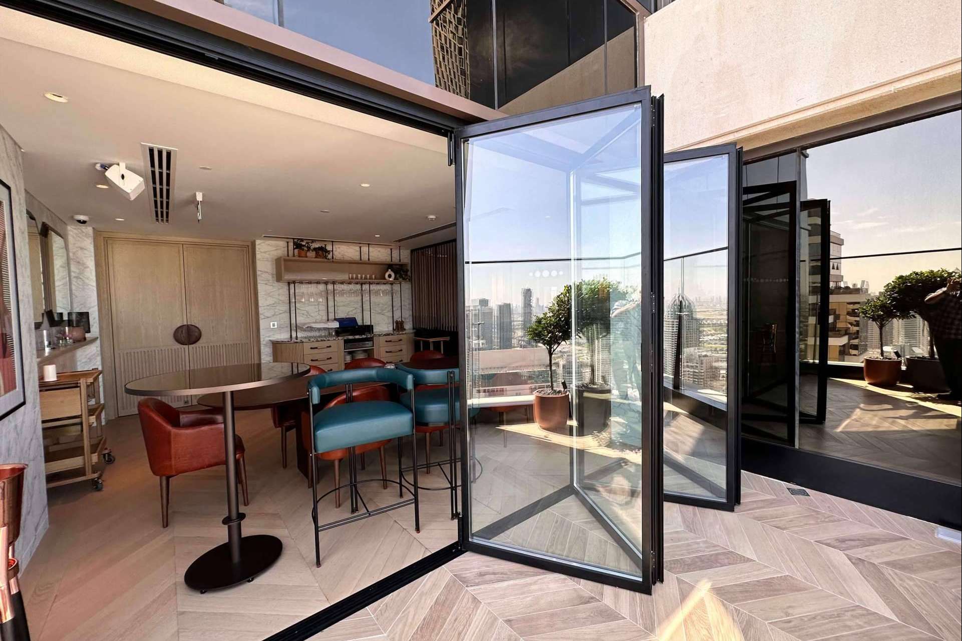 Airclos ofrece puertas plegables de cristal con diseños minimalistas