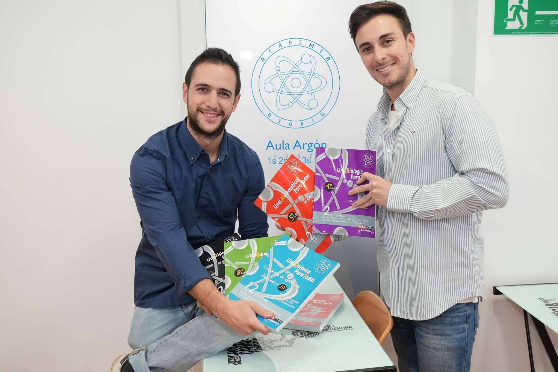 Jóvenes hacen cola para comprar libros de química