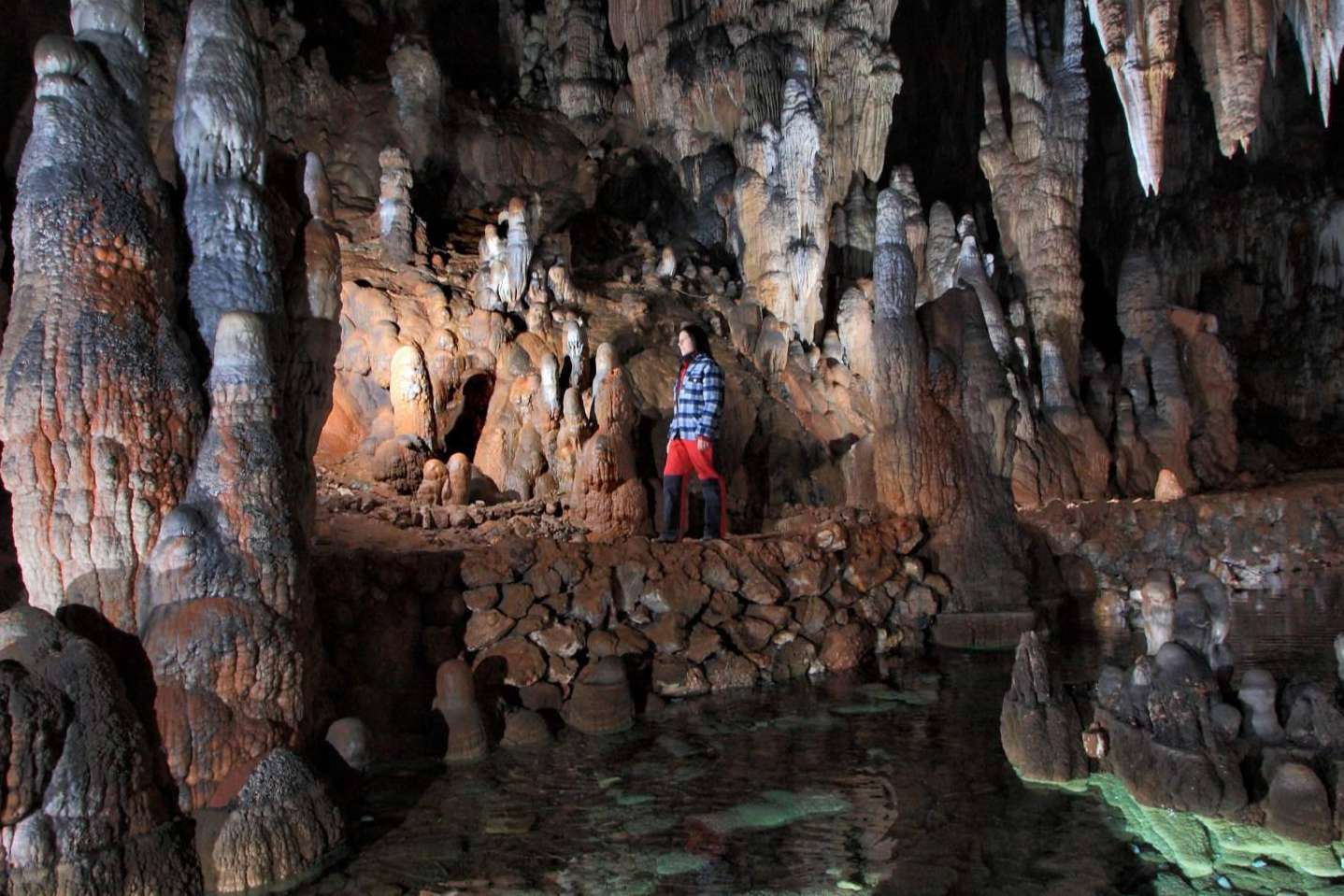 La campaña #VeranoIN de Cuevas Turísticas Españolas para explorar el mundo subterráneo