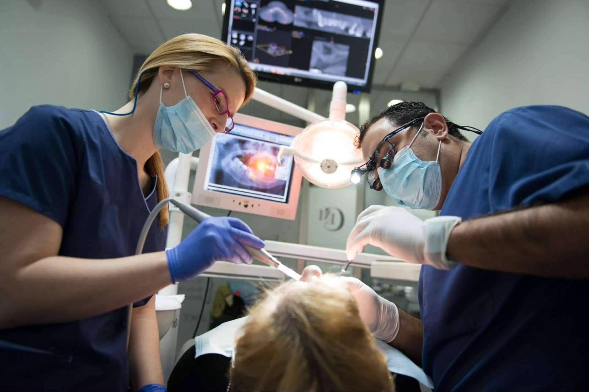 ¿Dónde encontrar un dentista Sevilla que atiende urgencias odontológicas las 24h del día? En la clínica Dental Implantologie