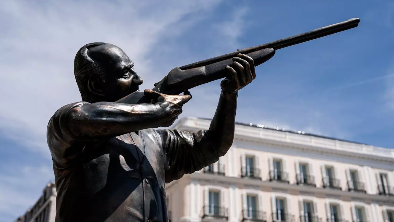 La misteriosa escultura del rey emérito disparando al Oso y el Madroño en Madrid