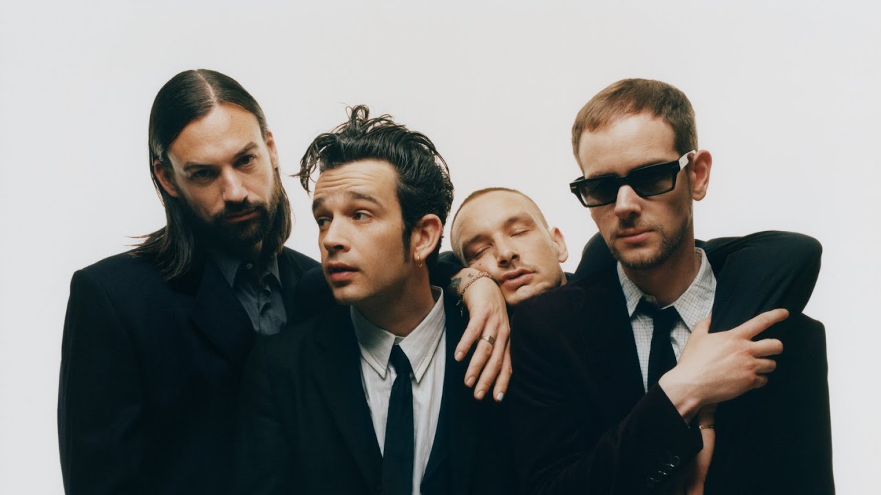 Cancelan un festival por el beso de 2 miembros de ‘The 1975’