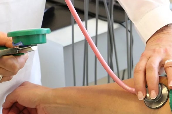 Se conoce el nombre de la enfermera con la cual estaba el paciente que muere practicando sexo