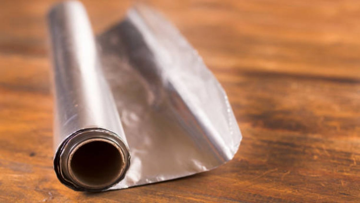El truco del papel de aluminio en el lavavajillas para dejar los cubiertos como nuevos