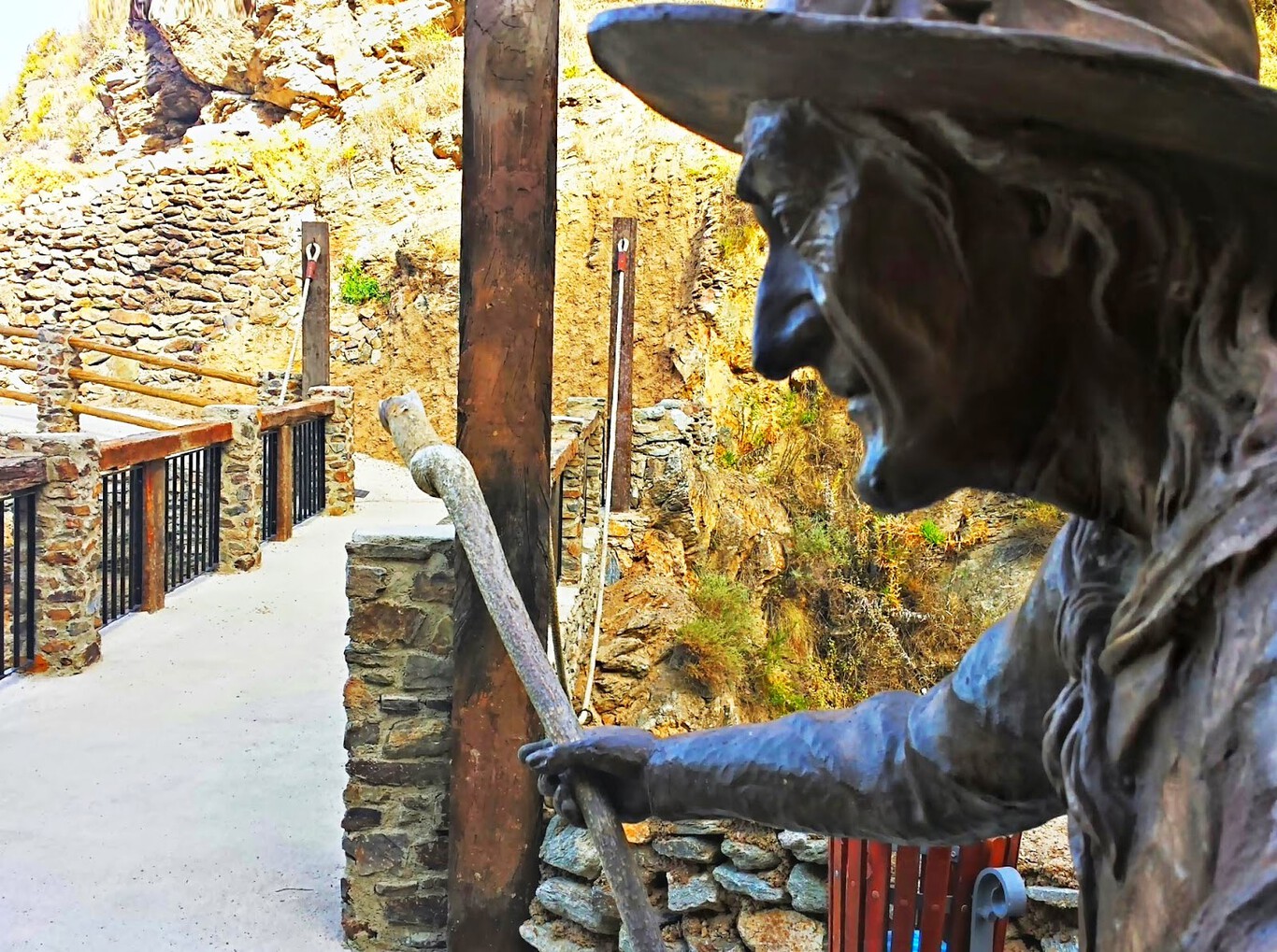 Descubre el pueblo más extraño de España, lleno de leyendas y misterios