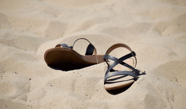 Te explicamos cómo quitar las huellas de sudor de tus sandalias con este sencillo truco casero